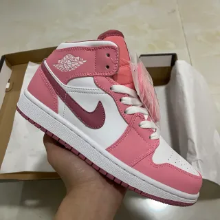 Air Jordan 1 Mid 粉白篮球鞋