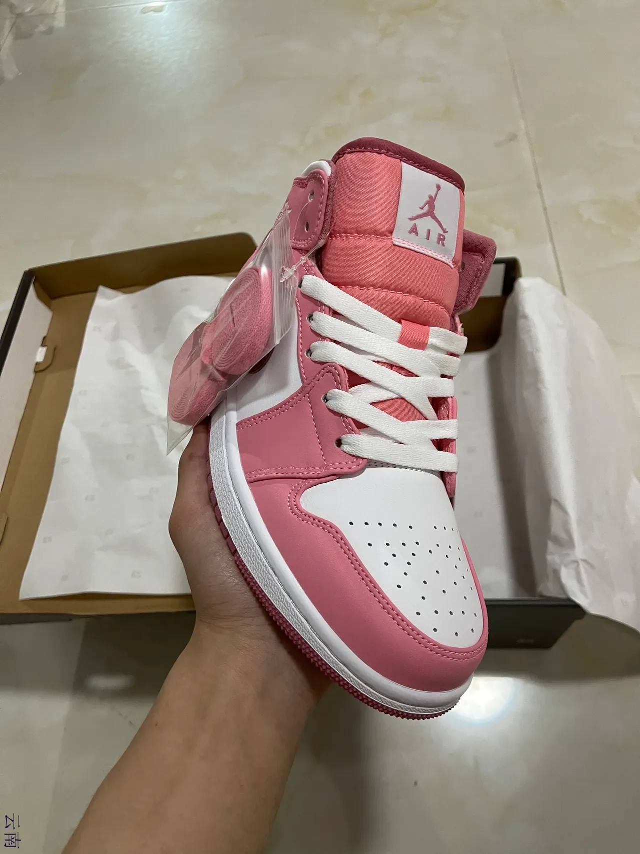 Air Jordan 1 Mid Chaussures de Basket Rose et Blanc 2