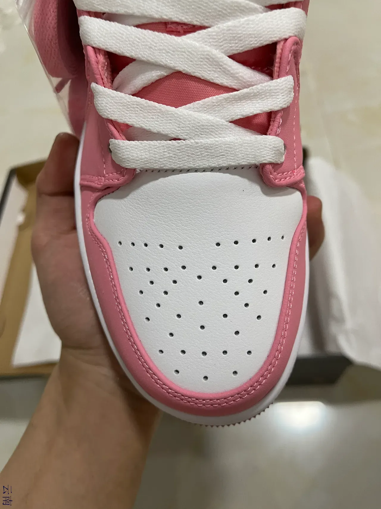 Air Jordan 1 Mid Chaussures de Basket Rose et Blanc 3