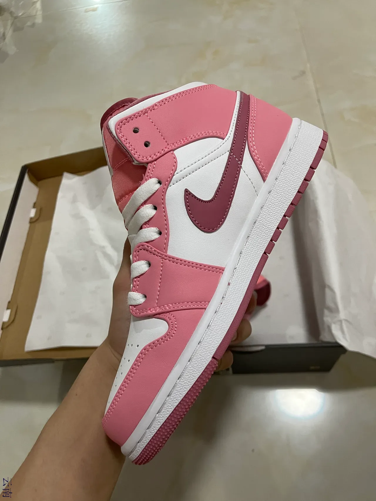 Air Jordan 1 Mid Chaussures de Basket Rose et Blanc 4