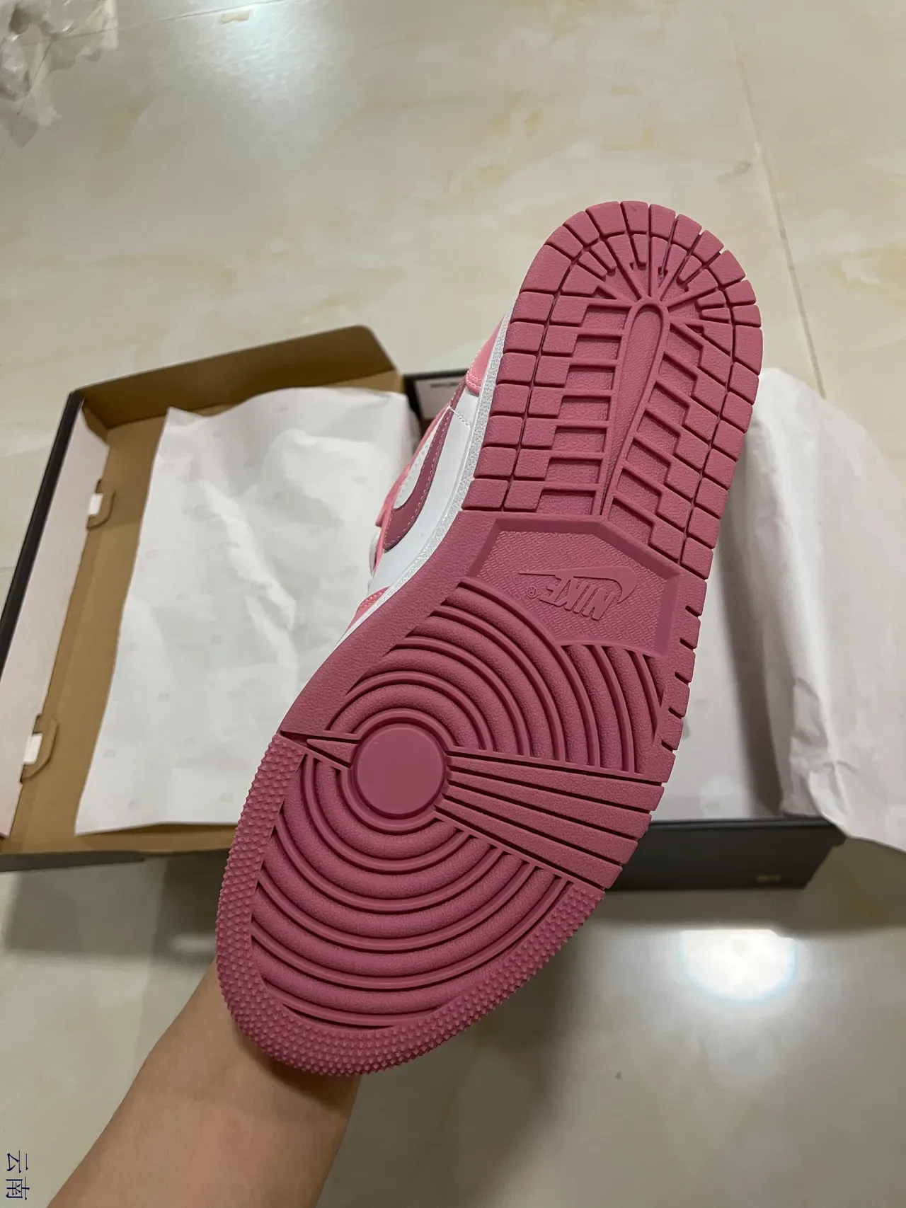 Air Jordan 1 Mid Chaussures de Basket Rose et Blanc 5