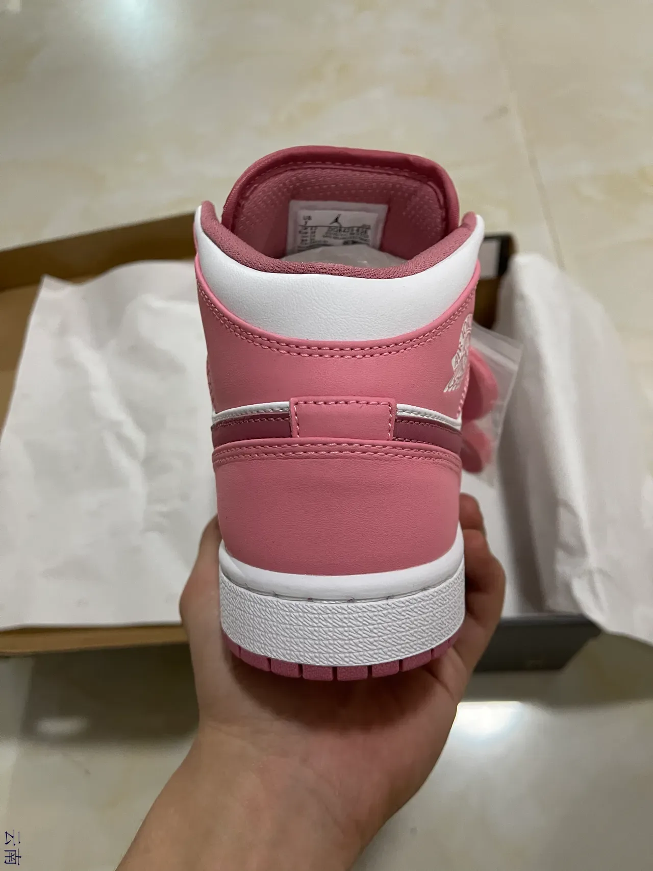 Air Jordan 1 Mid Chaussures de Basket Rose et Blanc 6