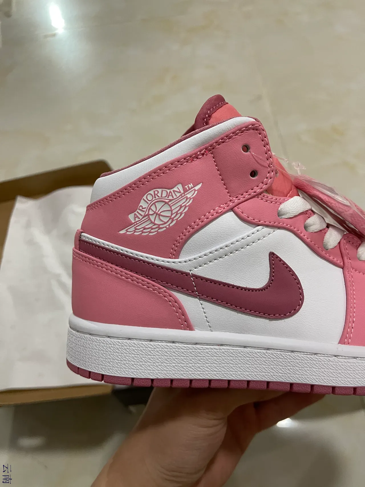 Air Jordan 1 Mid Chaussures de Basket Rose et Blanc 7