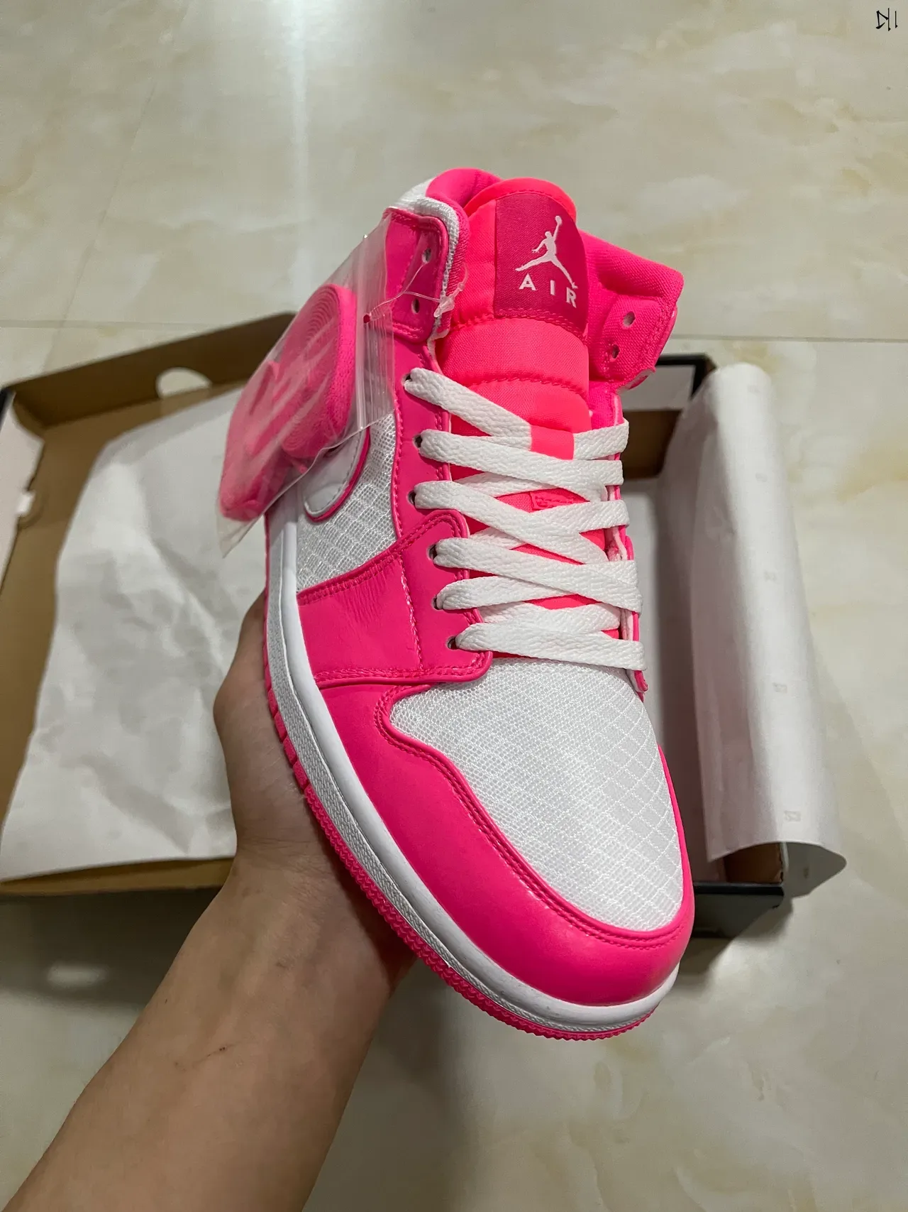 Air Jordan 1 Tênis de Basquete Rosa e Branco de Cano Alto 2