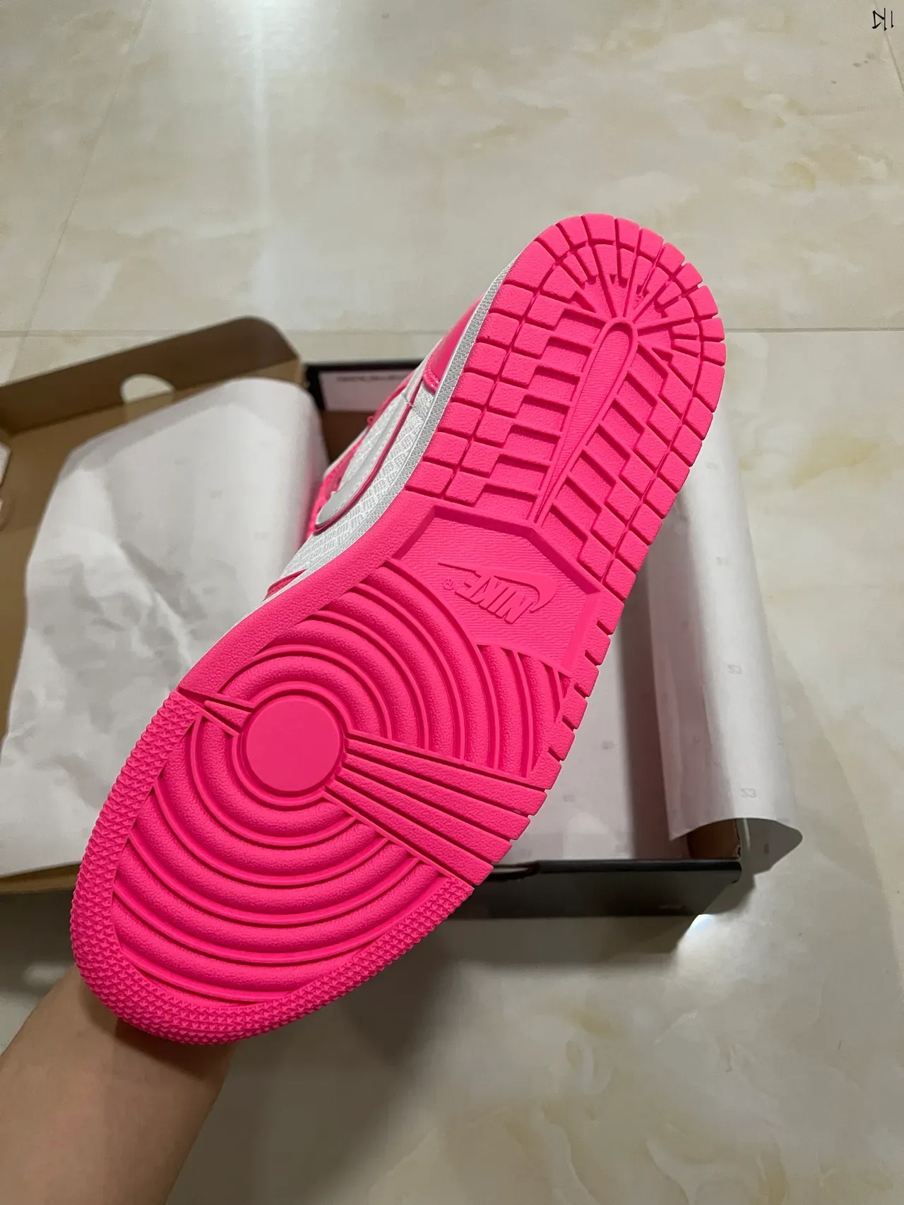 Air Jordan 1 Tênis de Basquete Rosa e Branco de Cano Alto 5
