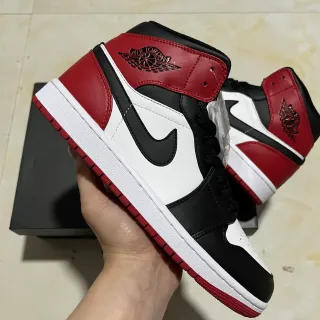 Air Jordan 1 红黑高帮皮革拼接篮球鞋