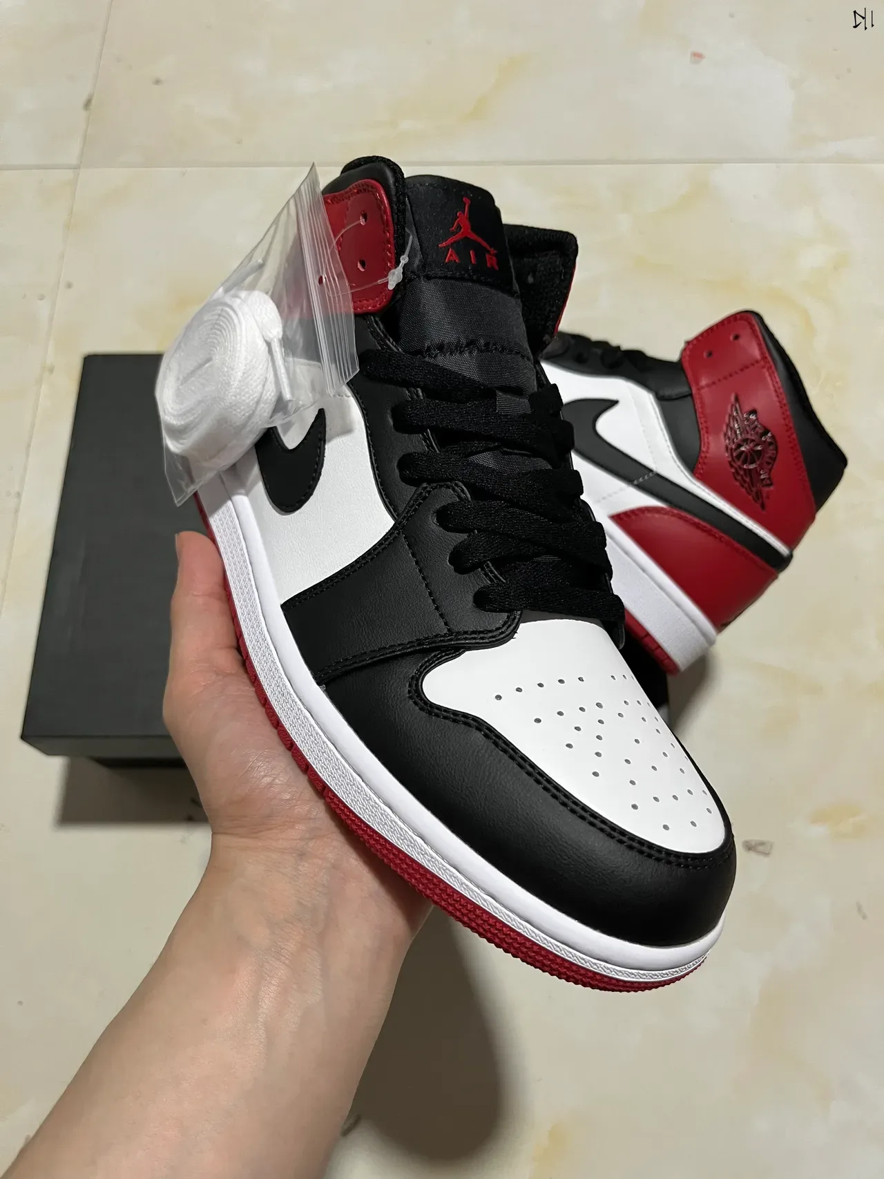Air Jordan 1 Rouge Noir Hautes à Panneaux en Cuir Chaussures de Basketball 2