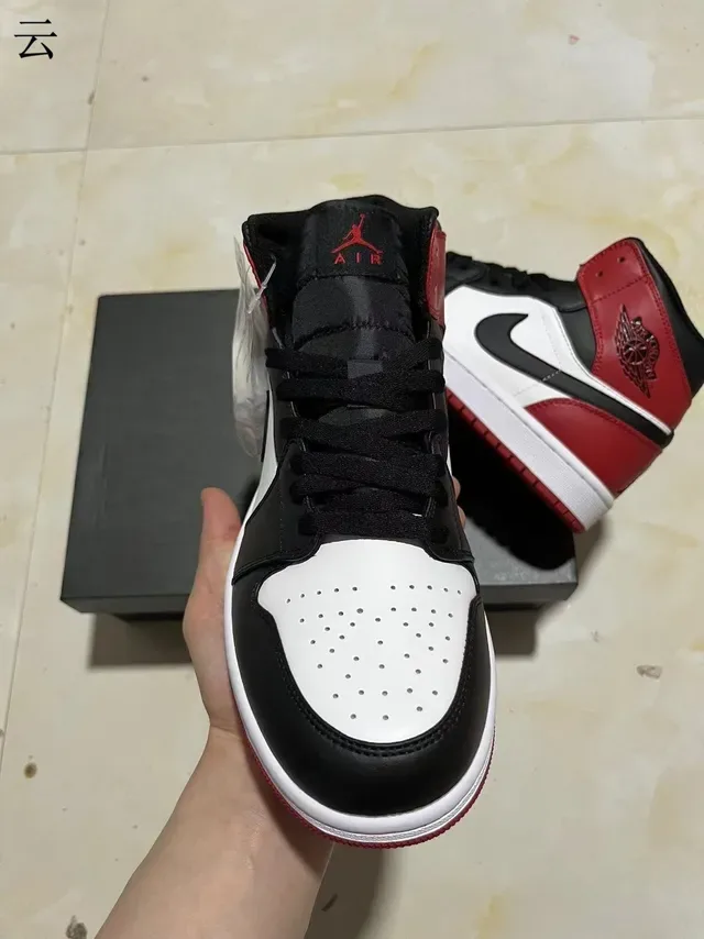 Air Jordan 1 Rouge Noir Hautes à Panneaux en Cuir Chaussures de Basketball 3