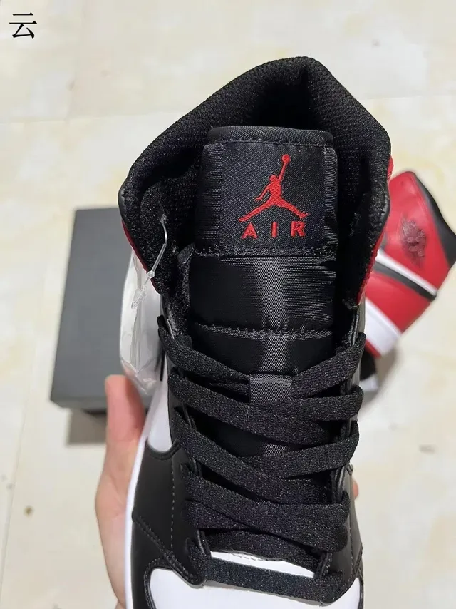 Air Jordan 1 Rouge Noir Hautes à Panneaux en Cuir Chaussures de Basketball 4