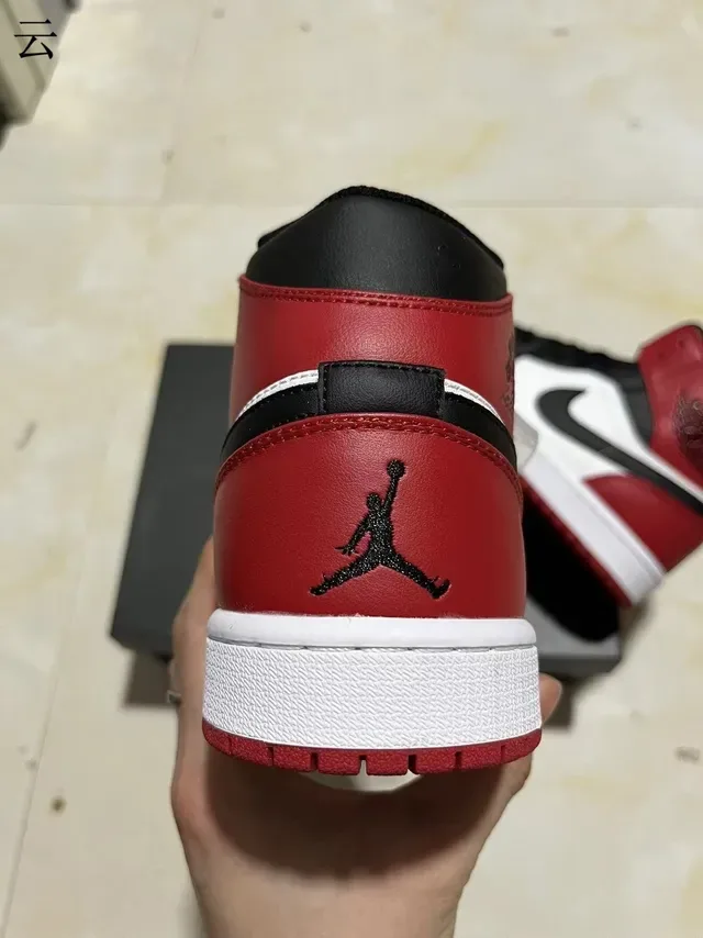 Air Jordan 1 Rouge Noir Hautes à Panneaux en Cuir Chaussures de Basketball 7