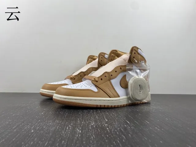 Chaussures de basketball en cuir Air Jordan 1 marron clair et blanc 2