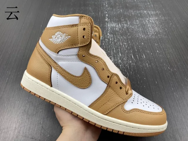 Chaussures de basketball en cuir Air Jordan 1 marron clair et blanc 3