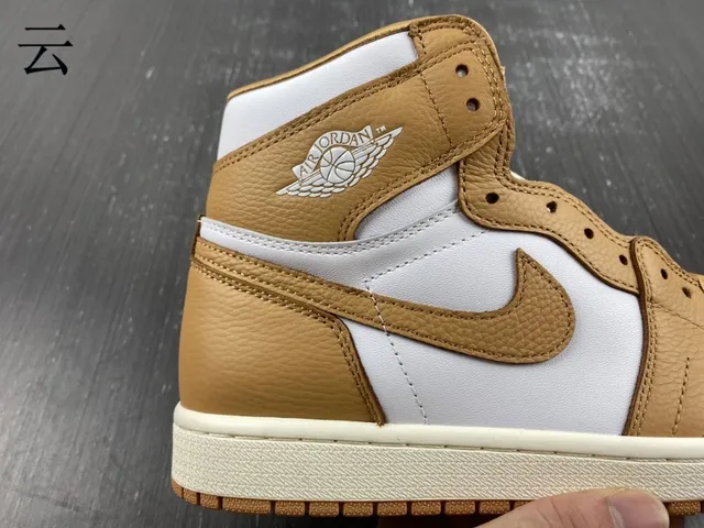 Chaussures de basketball en cuir Air Jordan 1 marron clair et blanc 4
