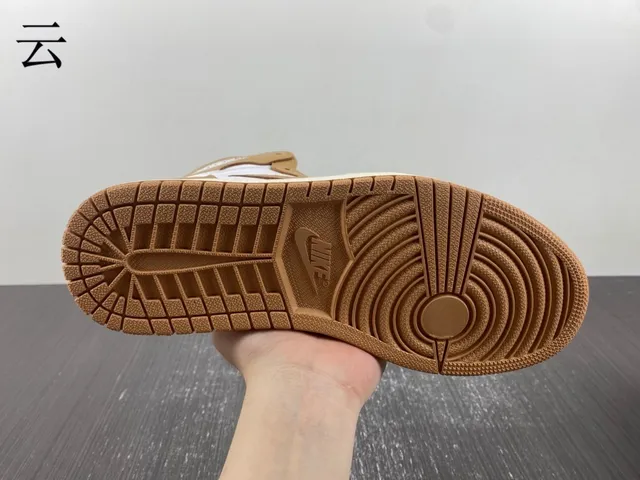 Chaussures de basketball en cuir Air Jordan 1 marron clair et blanc 5