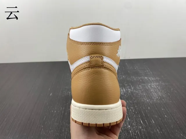 Chaussures de basketball en cuir Air Jordan 1 marron clair et blanc 8