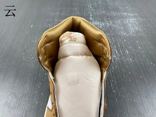 Chaussures de basketball en cuir Air Jordan 1 marron clair et blanc 9