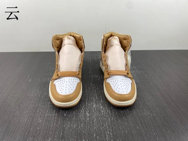 Chaussures de basketball en cuir Air Jordan 1 marron clair et blanc 13