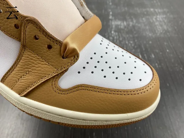 Chaussures de basketball en cuir Air Jordan 1 marron clair et blanc 17