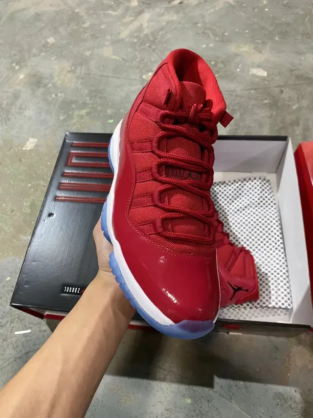 Air Jordan 11 Glossy Red White Blue Chaussures de Basketball 2