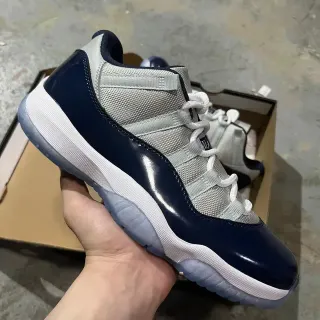 Air Jordan 11 海军蓝和浅灰色漆皮篮球鞋