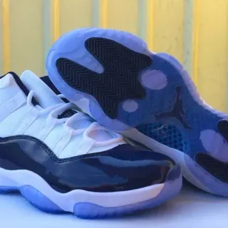 Air Jordan 11 海军蓝和白色专利皮篮球鞋