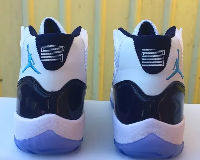 Air Jordan 11 أحذية كرة السلة أزرق بحري وأبيض جلد لامع 2