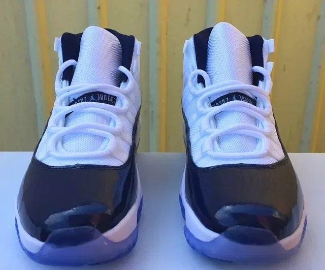 Air Jordan 11 أحذية كرة السلة أزرق بحري وأبيض جلد لامع 3