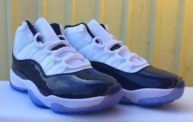 Air Jordan 11 أحذية كرة السلة أزرق بحري وأبيض جلد لامع 4