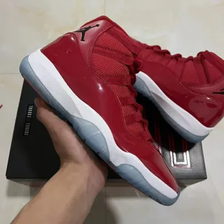 Air Jordan 11 Zapatos de baloncesto de cuero patentado rojo