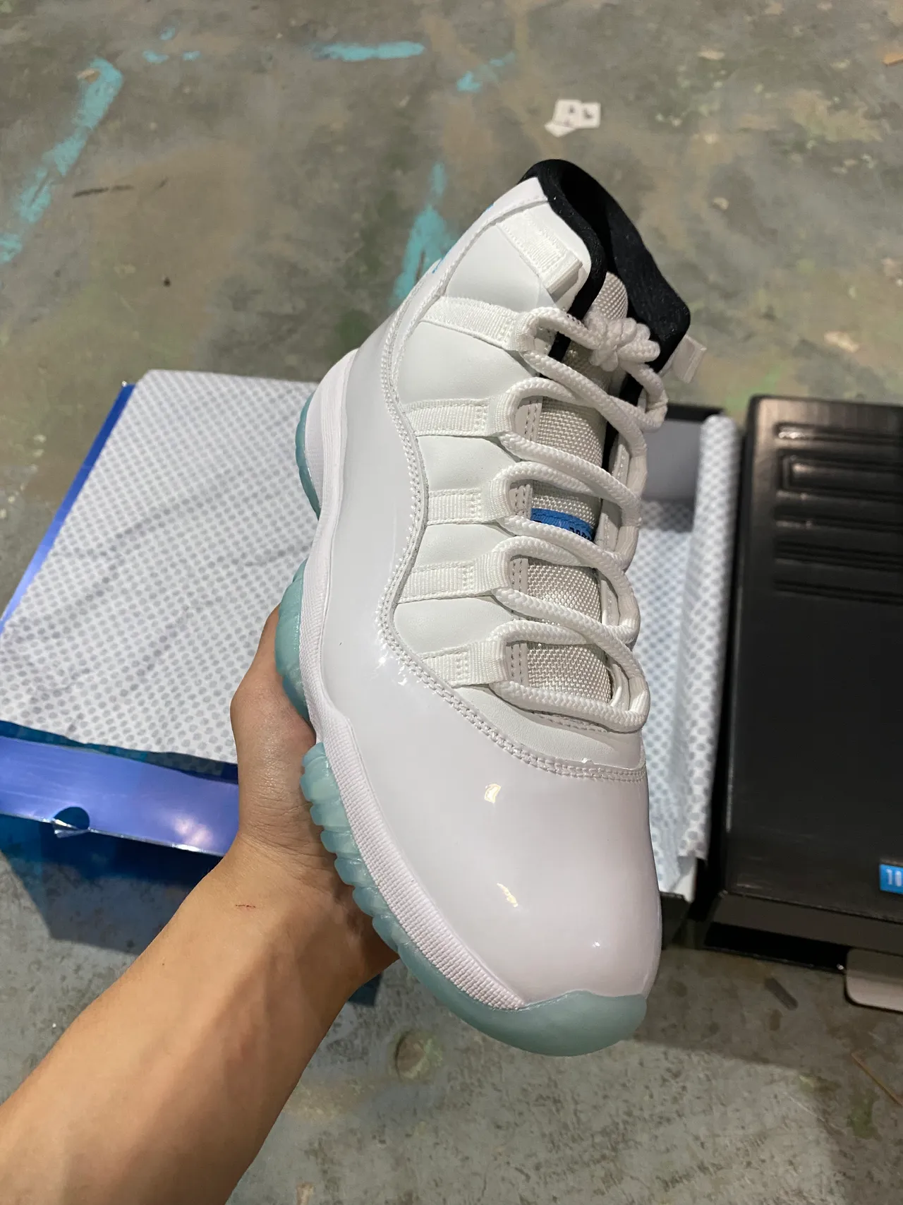 Chaussures de basketball Air Jordan 11 blanc et bleu clair à semelle extérieure glacée 2