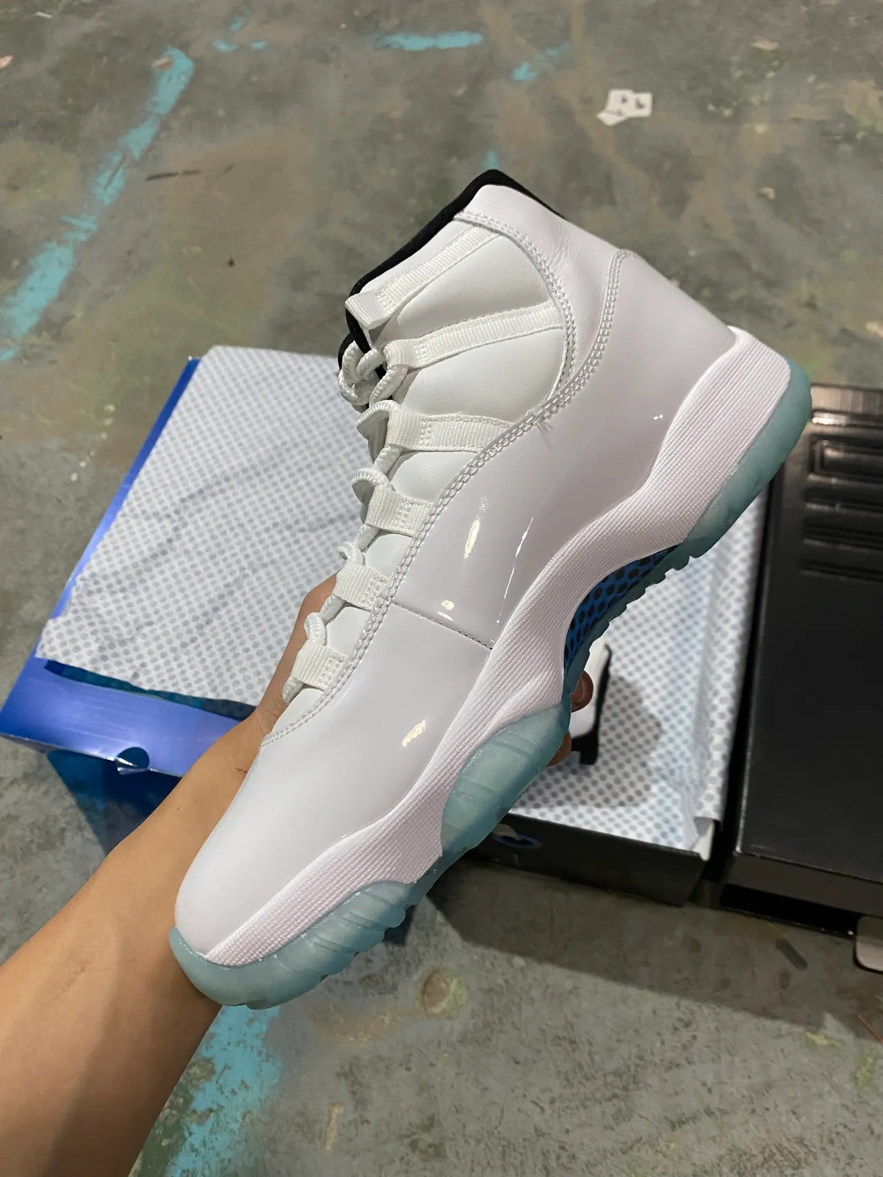 Chaussures de basketball Air Jordan 11 blanc et bleu clair à semelle extérieure glacée 3