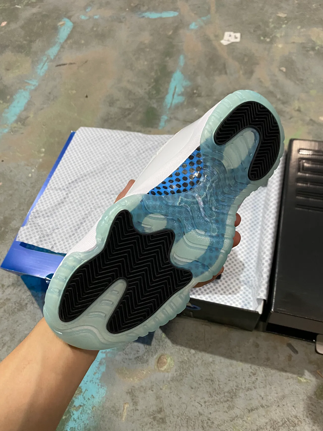 Chaussures de basketball Air Jordan 11 blanc et bleu clair à semelle extérieure glacée 4