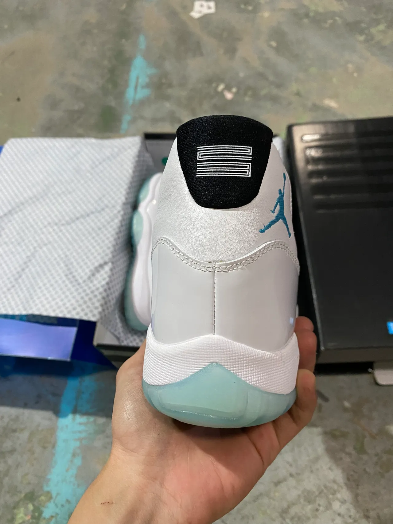 Chaussures de basketball Air Jordan 11 blanc et bleu clair à semelle extérieure glacée 5