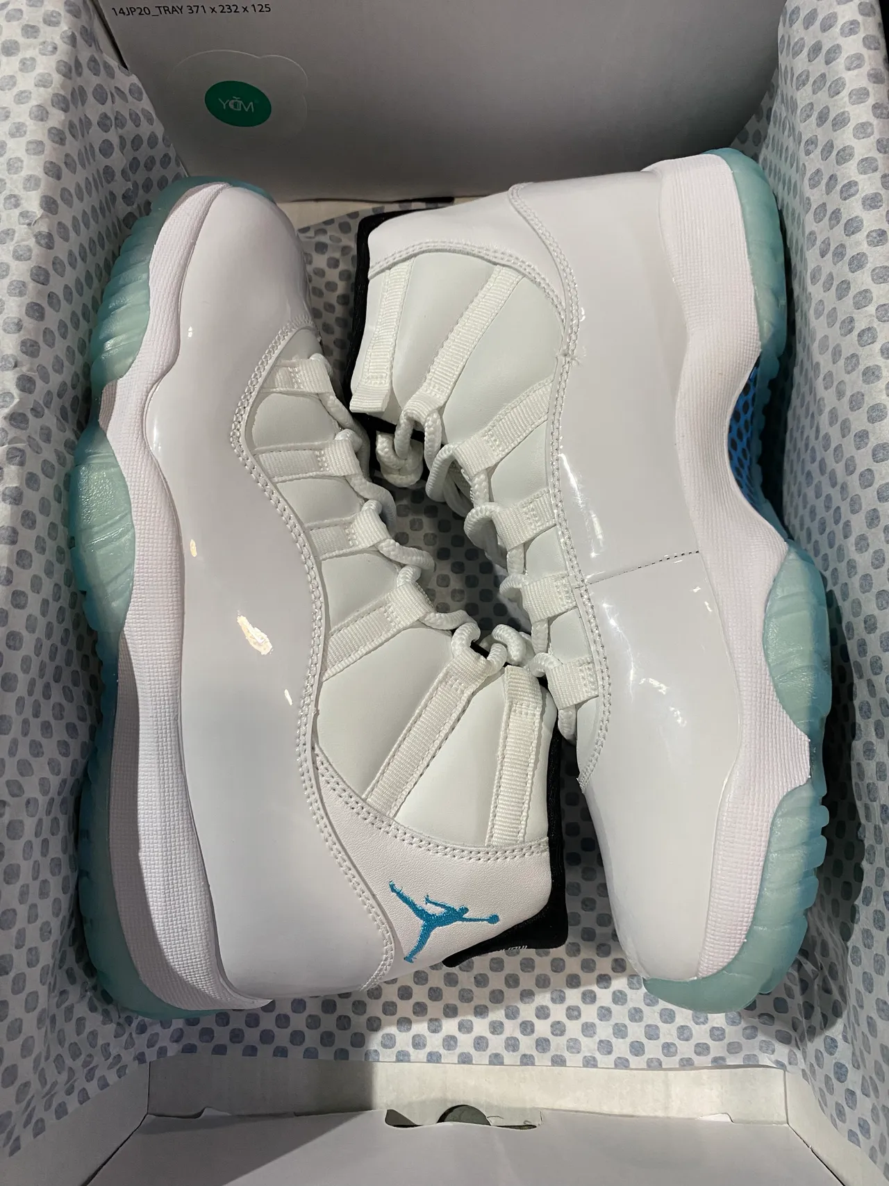 Chaussures de basketball Air Jordan 11 blanc et bleu clair à semelle extérieure glacée 6