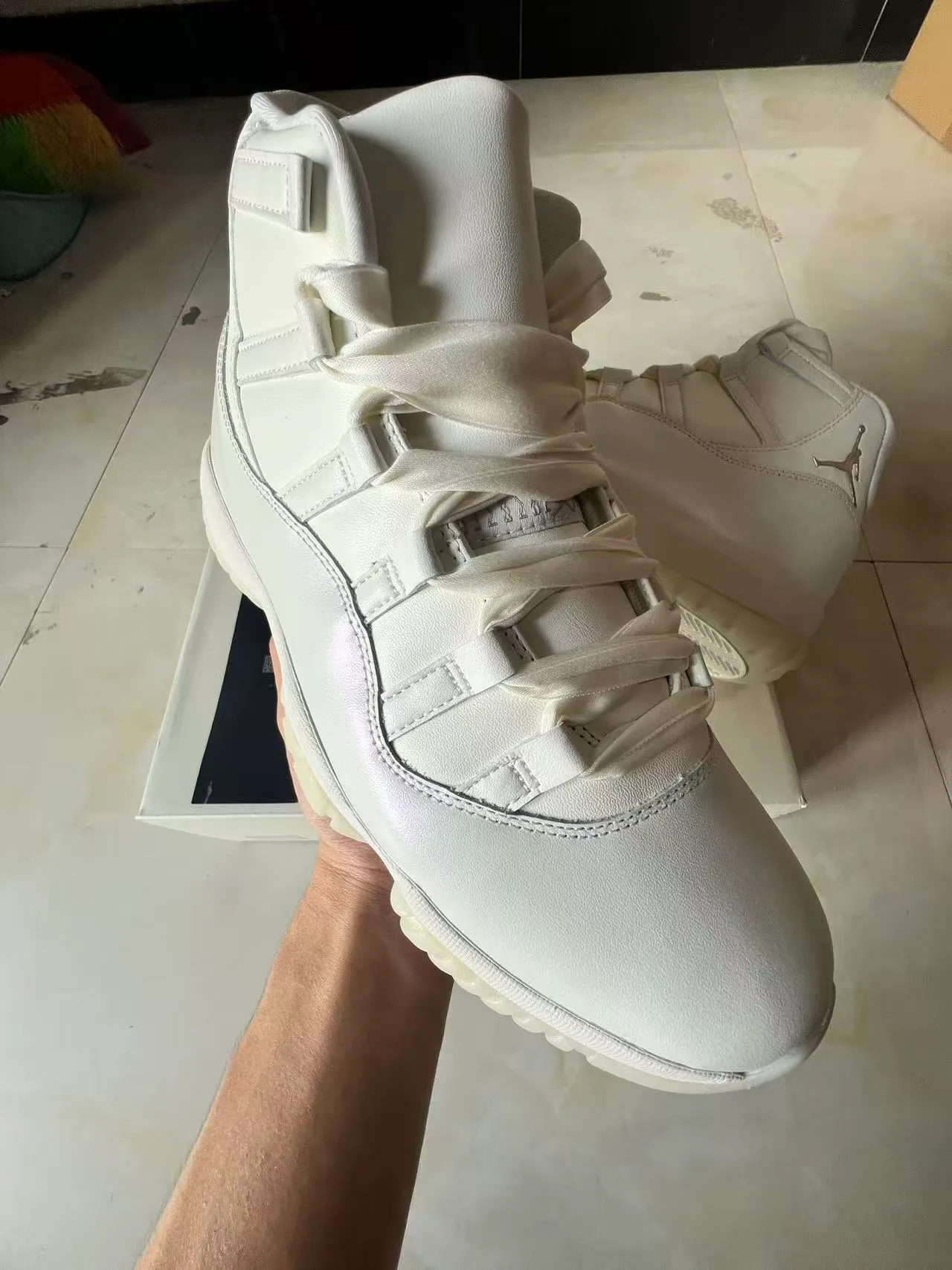 Chaussures de basketball montantes en cuir verni blanc Air Jordan 11 2