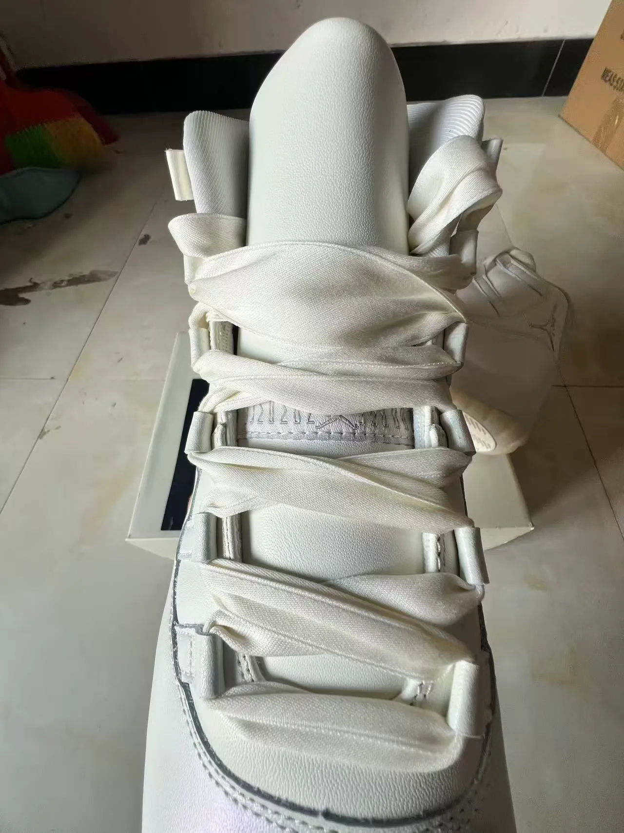 Chaussures de basketball montantes en cuir verni blanc Air Jordan 11 4