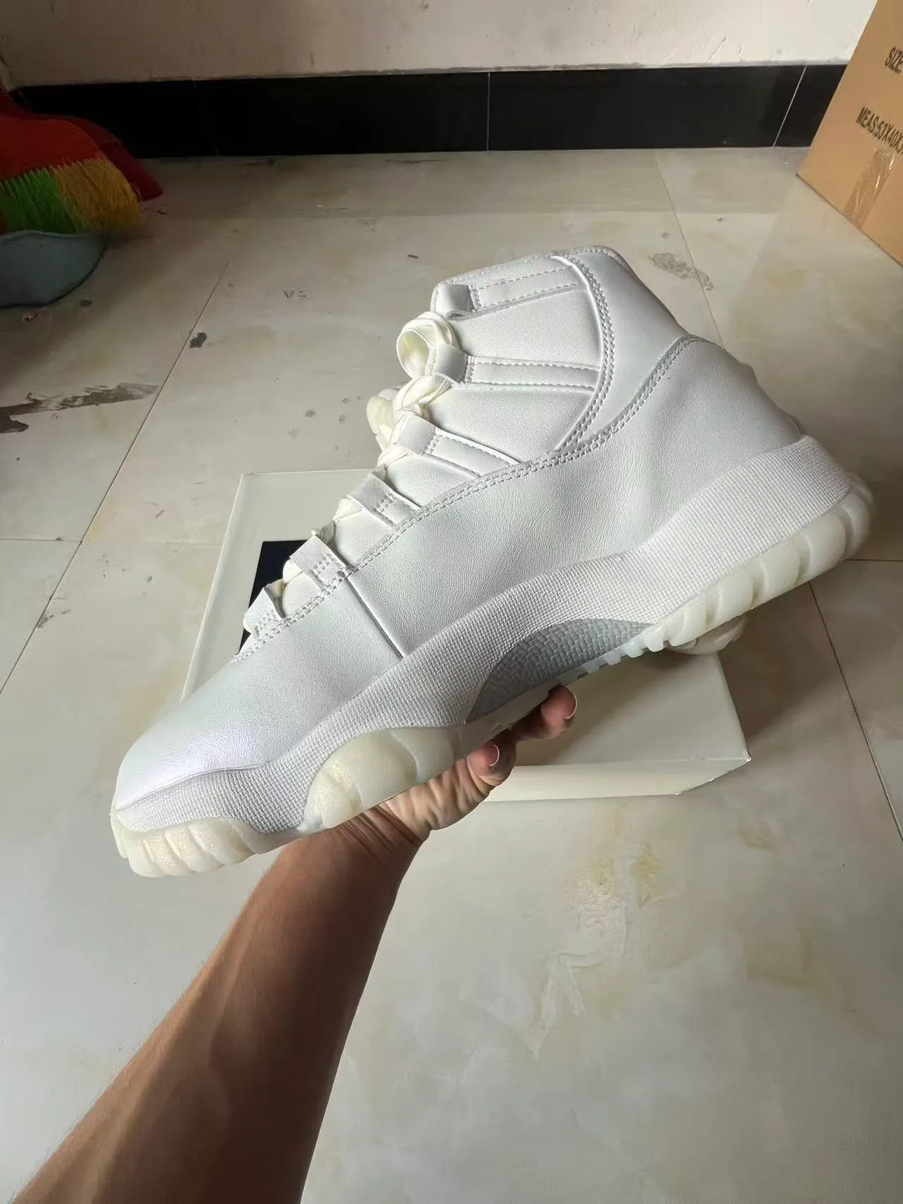 Chaussures de basketball montantes en cuir verni blanc Air Jordan 11 5