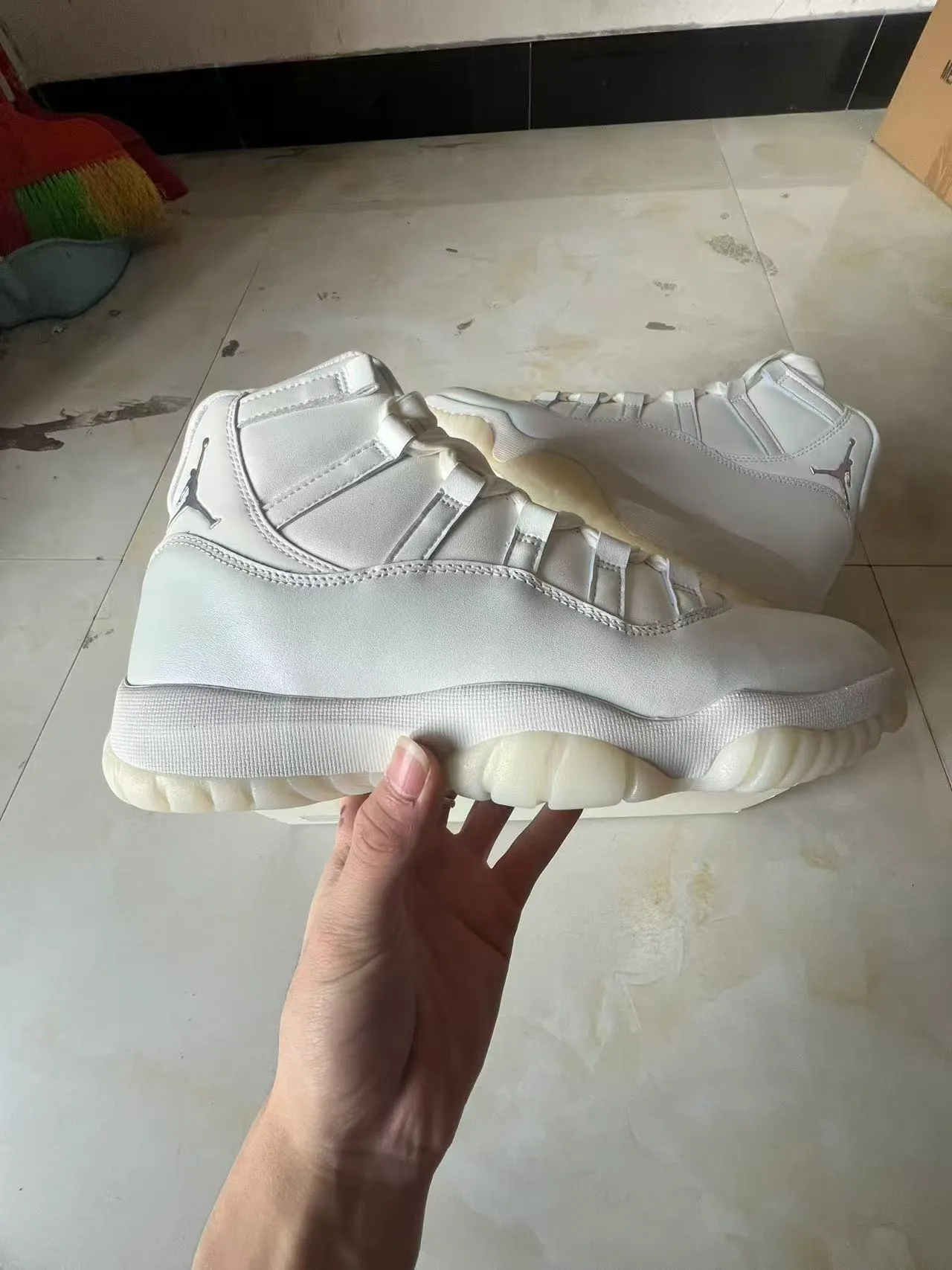 Chaussures de basketball montantes en cuir verni blanc Air Jordan 11 7