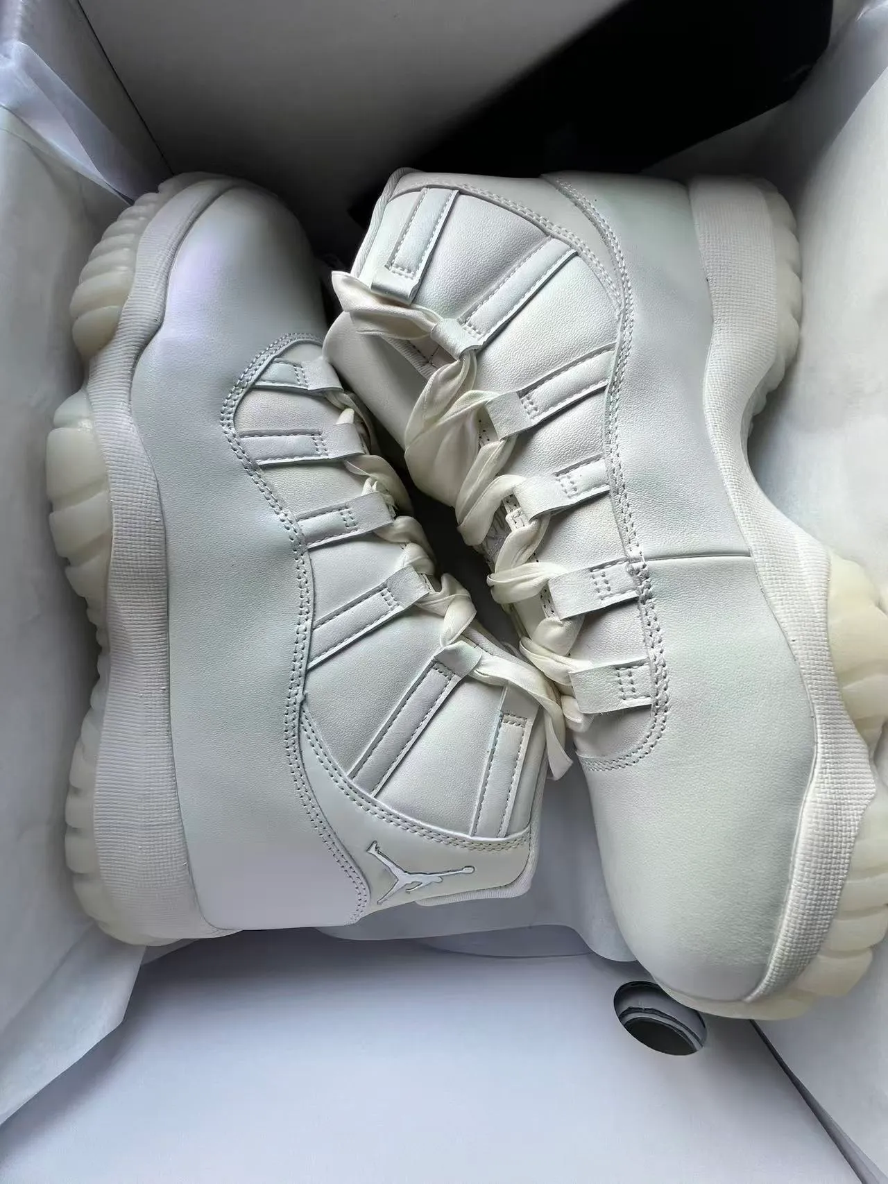 Chaussures de basketball montantes en cuir verni blanc Air Jordan 11 9