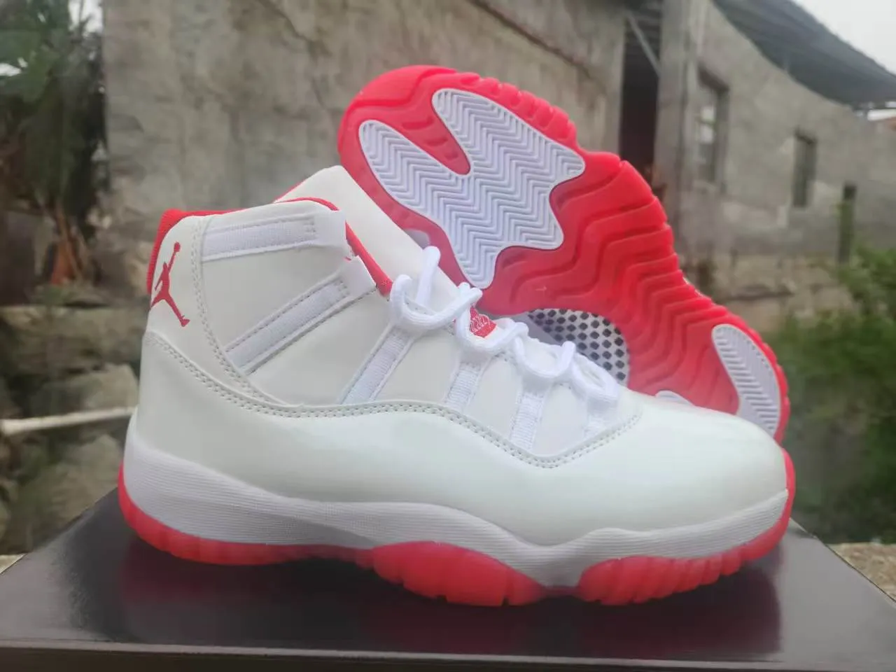 Air Jordan 11 tênis de basquete branco e vermelho 3