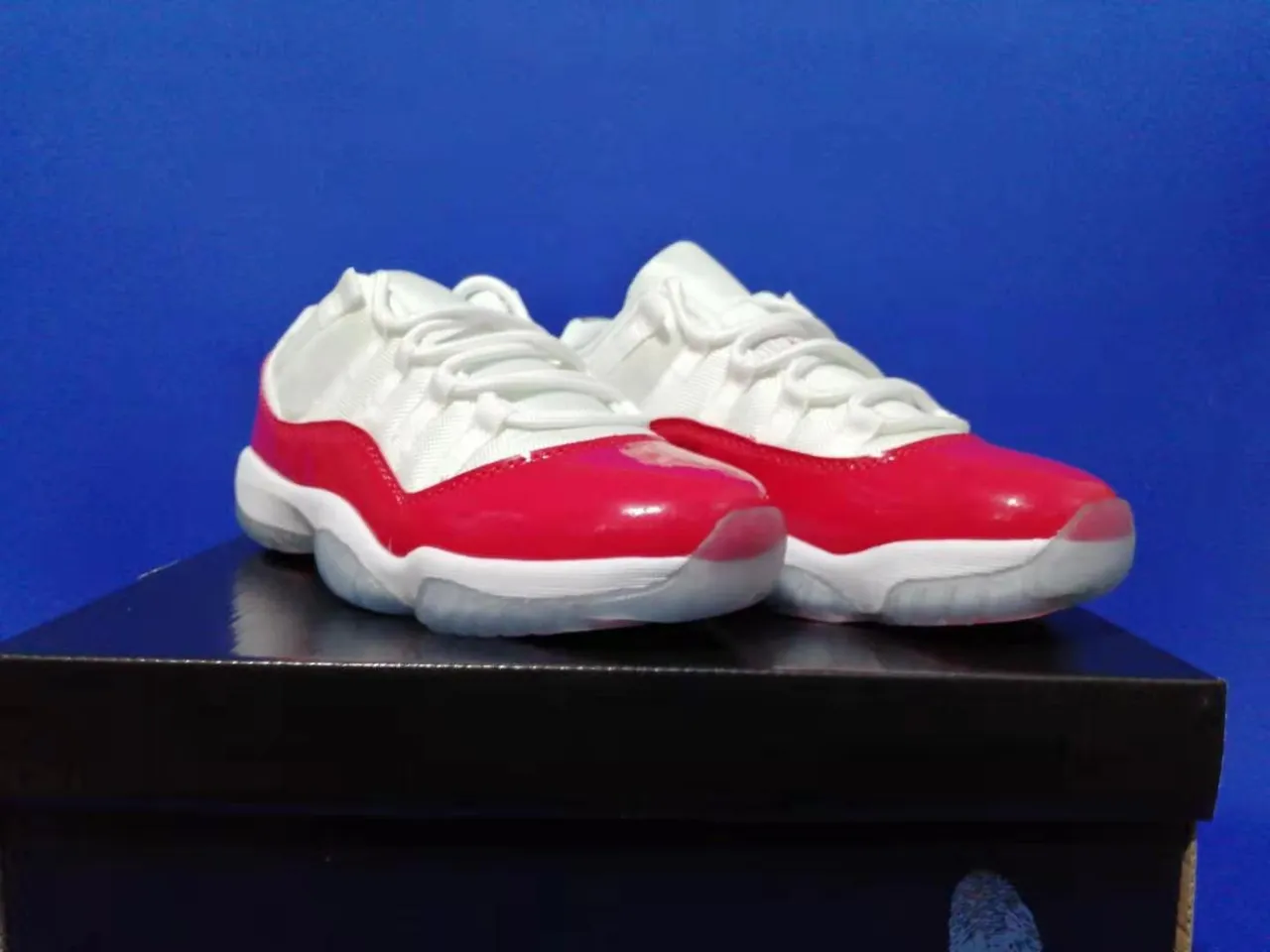 Chaussures de basketball Air Jordan 11 en cuir verni blanc et rouge 2