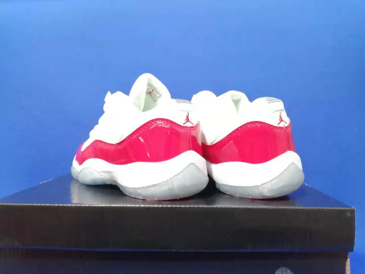 Chaussures de basketball Air Jordan 11 en cuir verni blanc et rouge 3