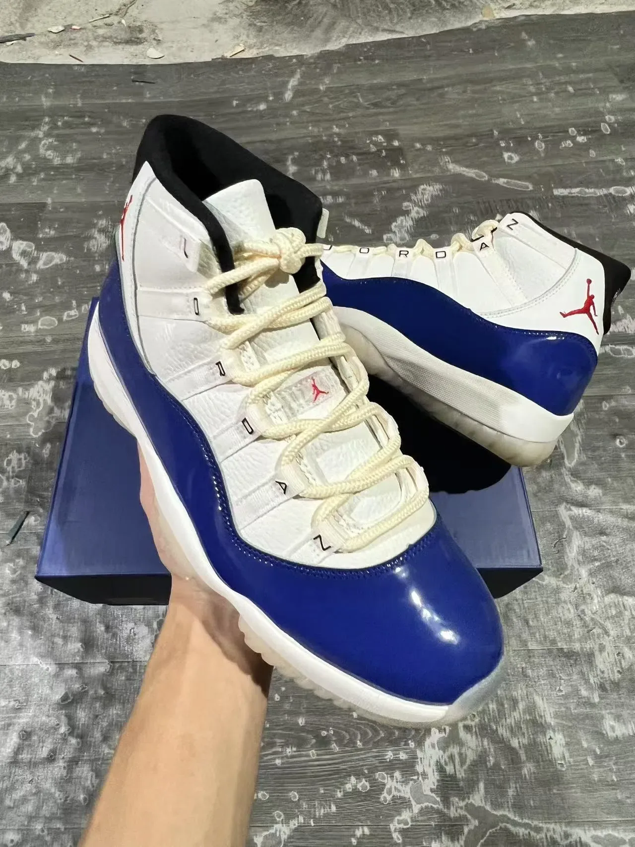Air Jordan 11 Chaussures de Basket Blanc et Bleu Royal en Cuir Patenté 2
