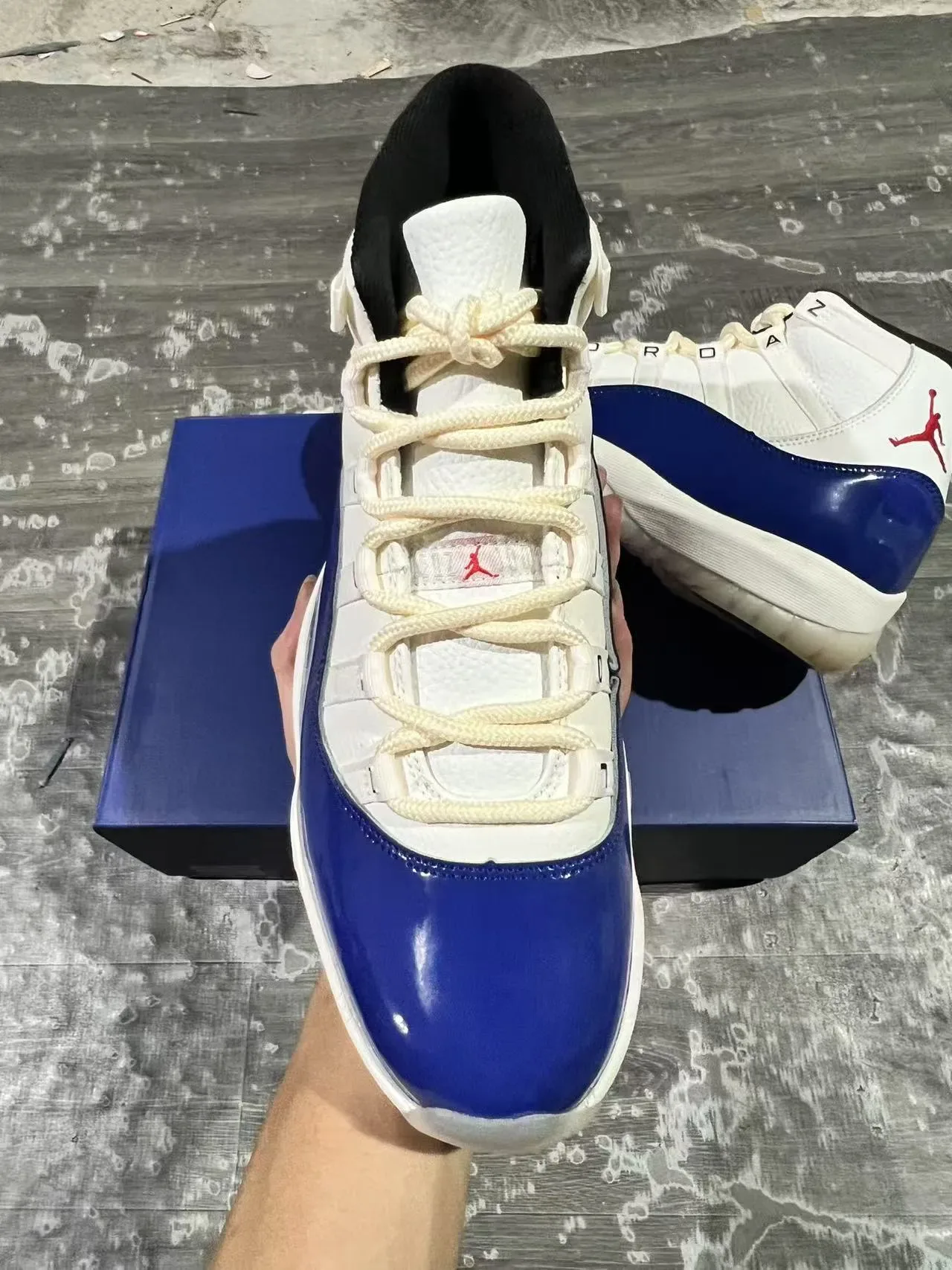 Air Jordan 11 Chaussures de Basket Blanc et Bleu Royal en Cuir Patenté 3