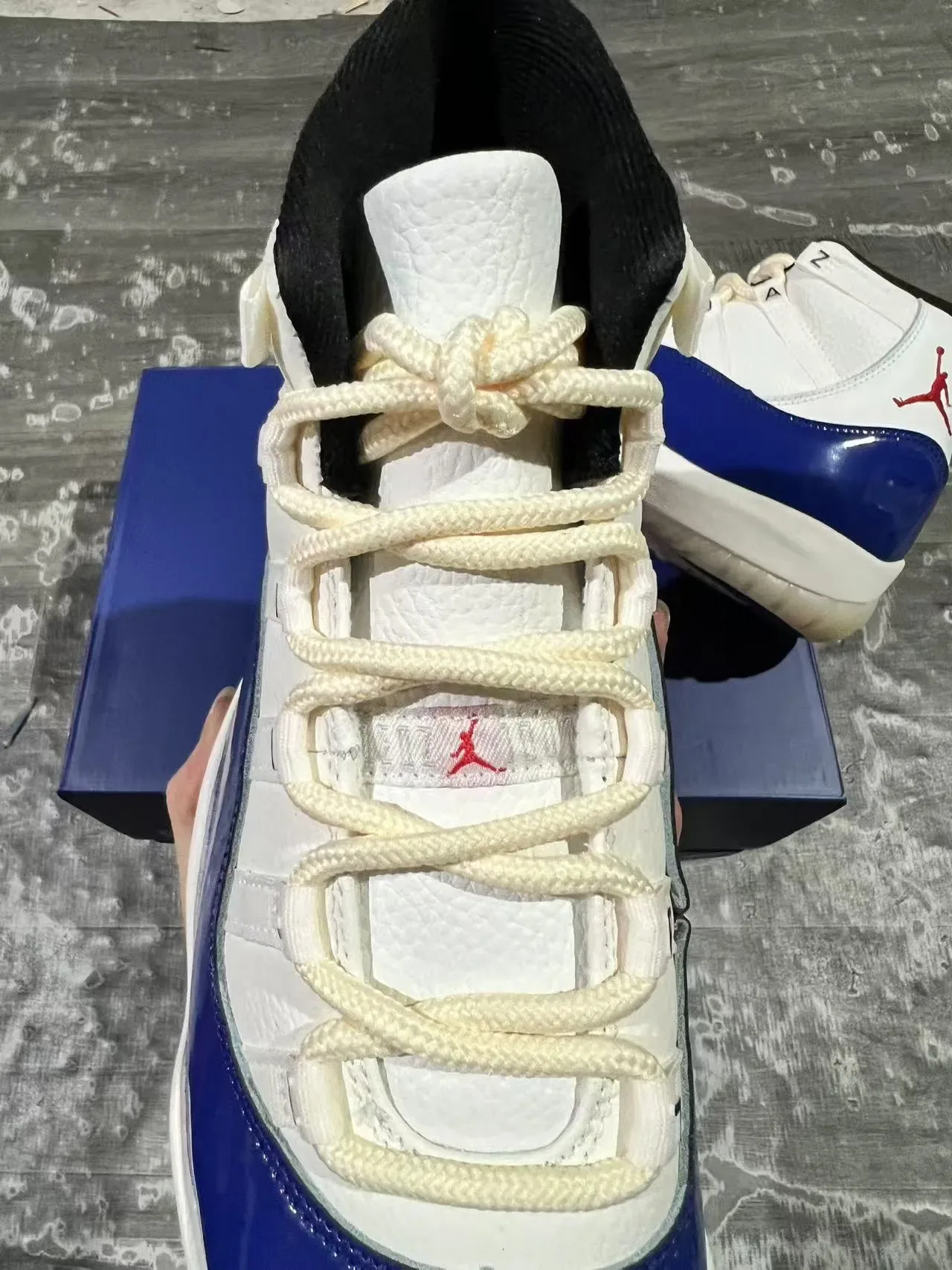 Air Jordan 11 Chaussures de Basket Blanc et Bleu Royal en Cuir Patenté 4