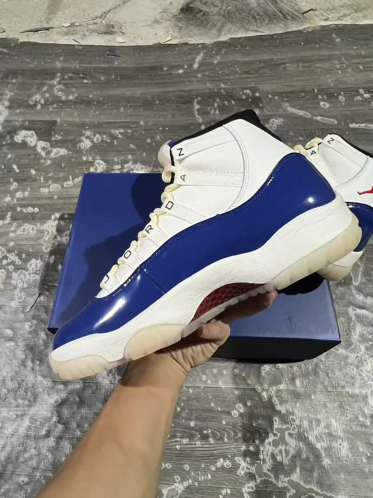 Air Jordan 11 Chaussures de Basket Blanc et Bleu Royal en Cuir Patenté 5