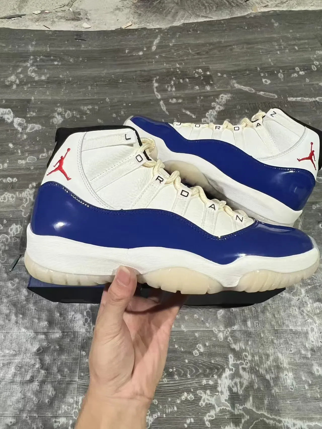Air Jordan 11 Chaussures de Basket Blanc et Bleu Royal en Cuir Patenté 7