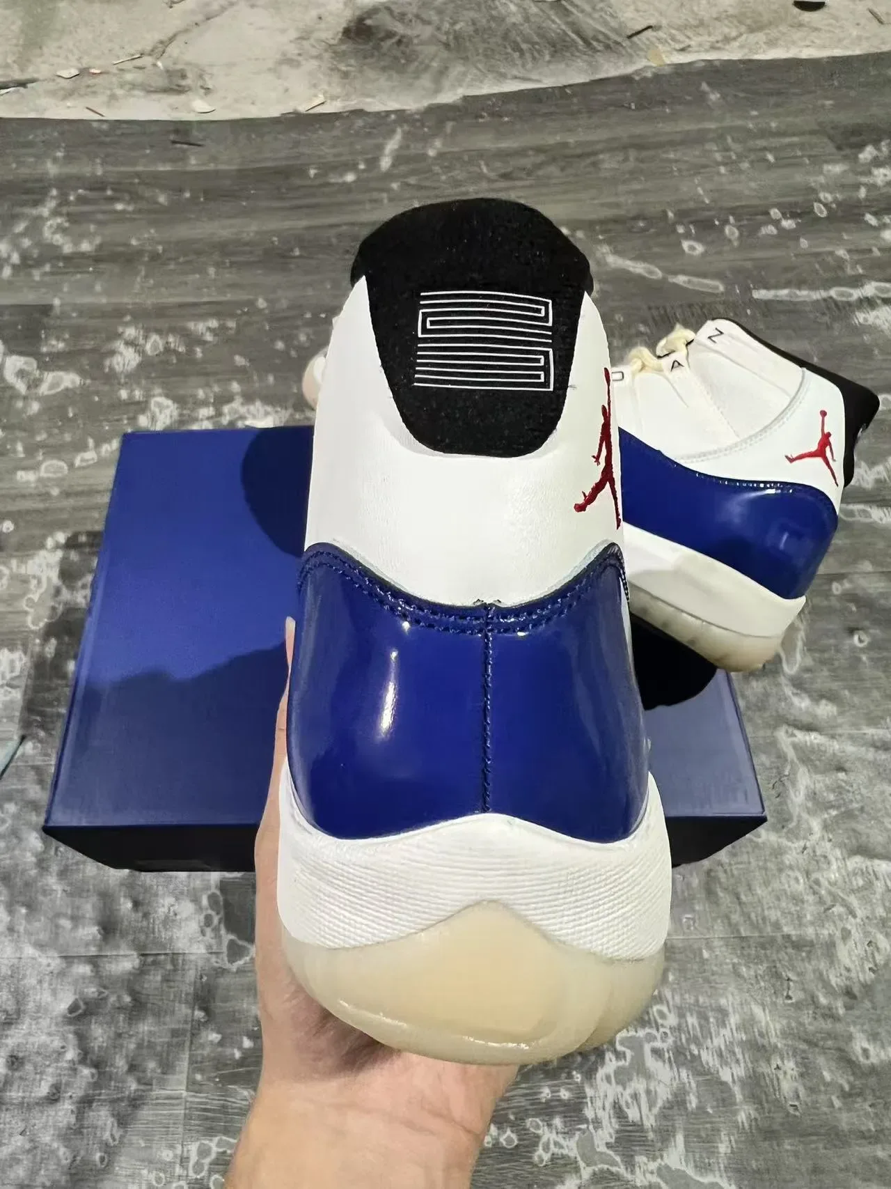 Air Jordan 11 Chaussures de Basket Blanc et Bleu Royal en Cuir Patenté 8