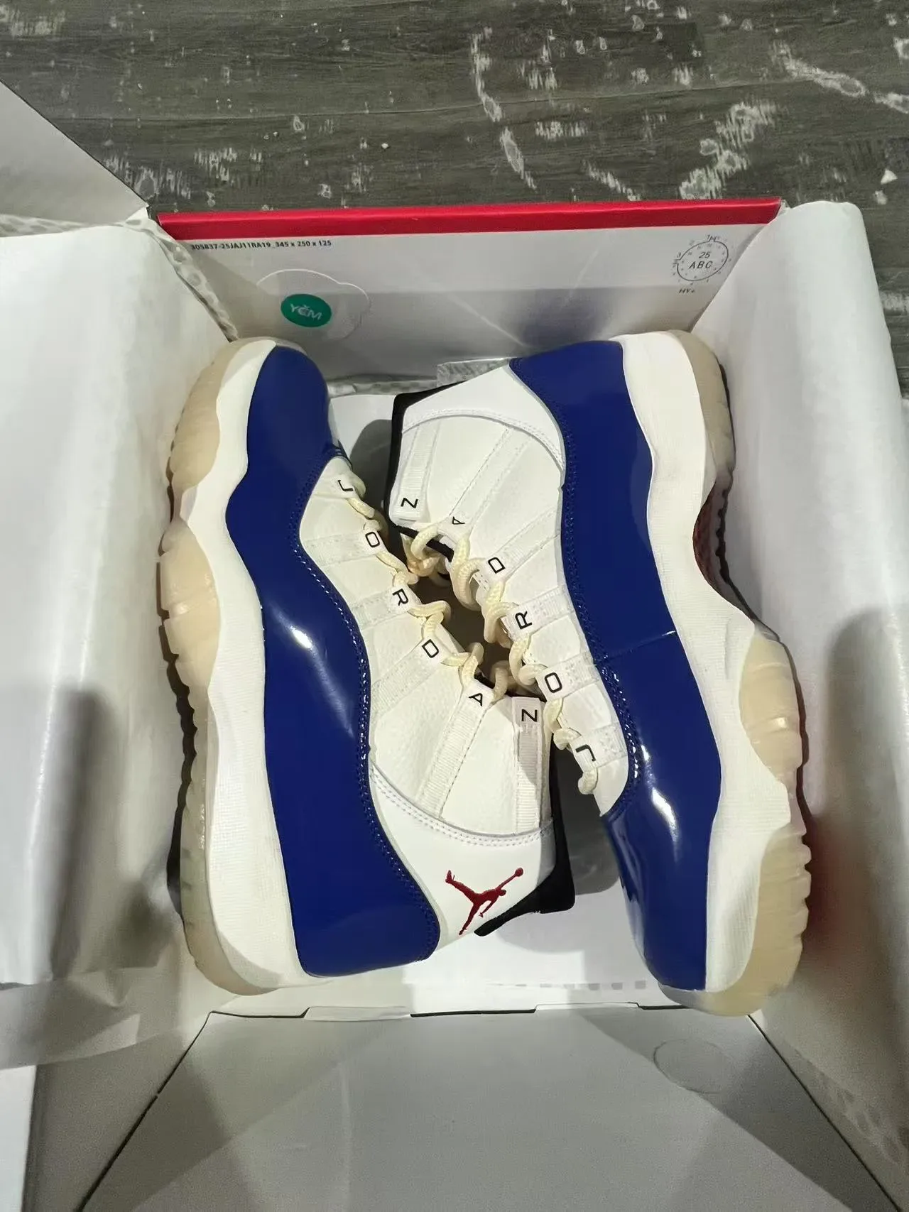 Air Jordan 11 Chaussures de Basket Blanc et Bleu Royal en Cuir Patenté 9