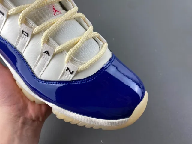 Tênis de basquete Air Jordan 11 em couro envernizado branco e azul royal 2
